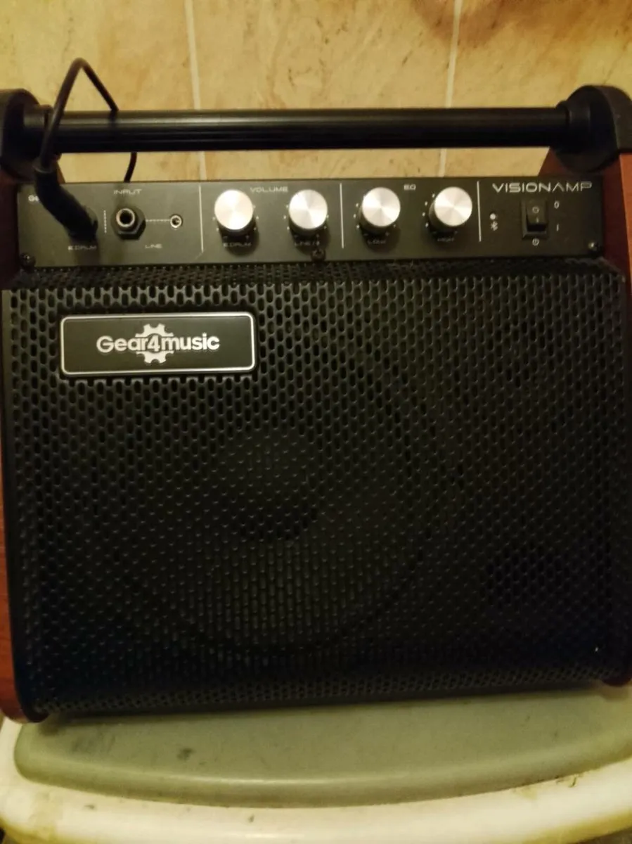 Drum set and amplifier - Image 1