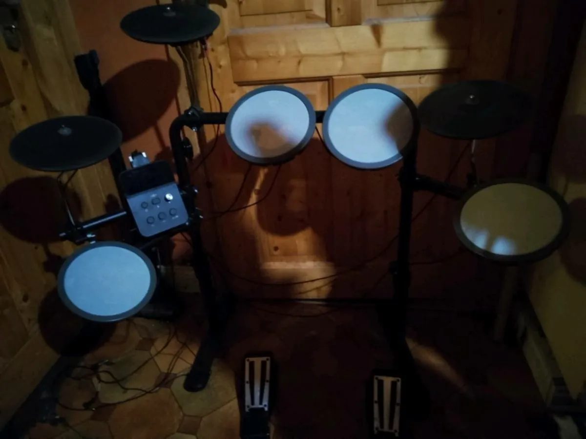 Drum set and amplifier - Image 3