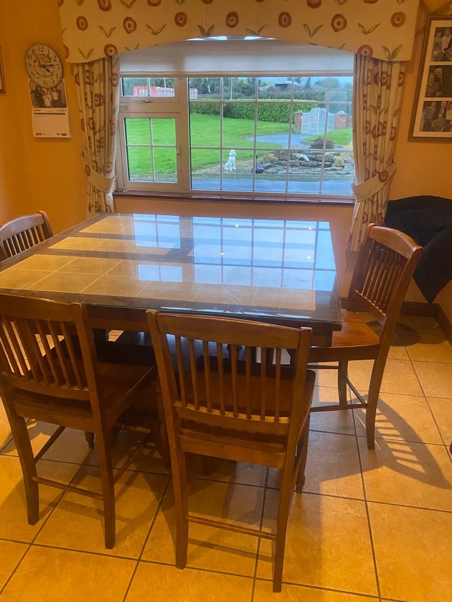 Table and chairs - Image 2