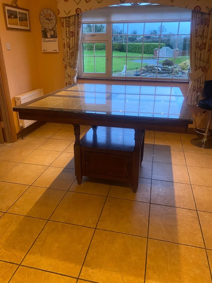 Table and chairs - Image 3