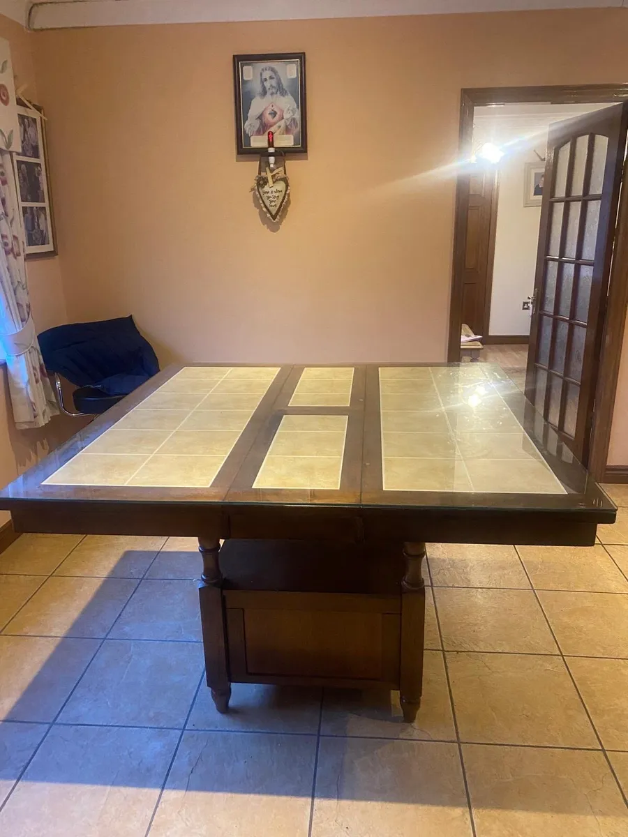 Table and chairs - Image 4