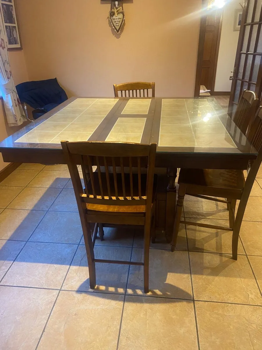Table and chairs - Image 1