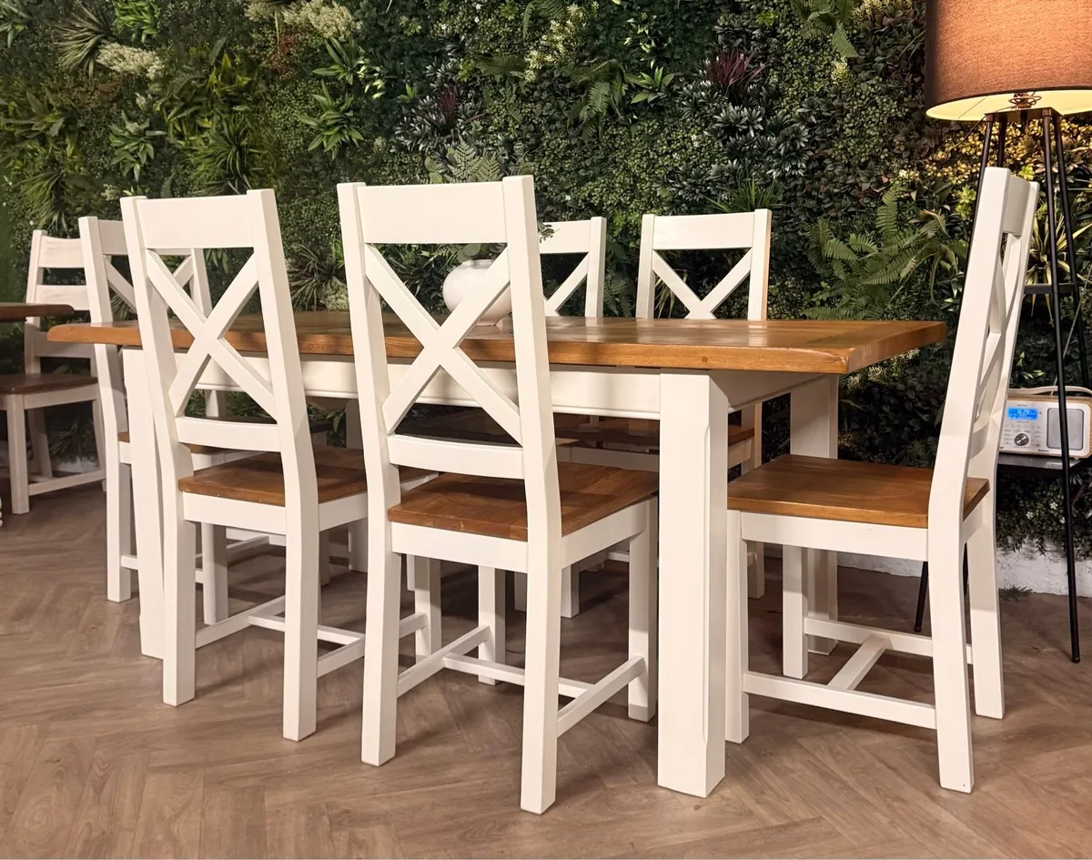 Extending oak kitchen table & 6 chairs - Image 2