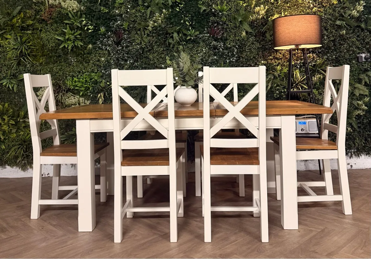 Extending oak kitchen table & 6 chairs - Image 3