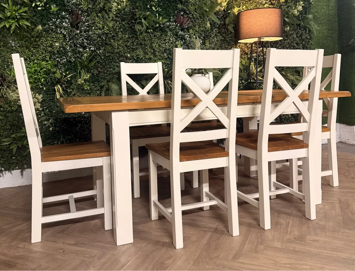 Extending oak kitchen table & 6 chairs - Image 1