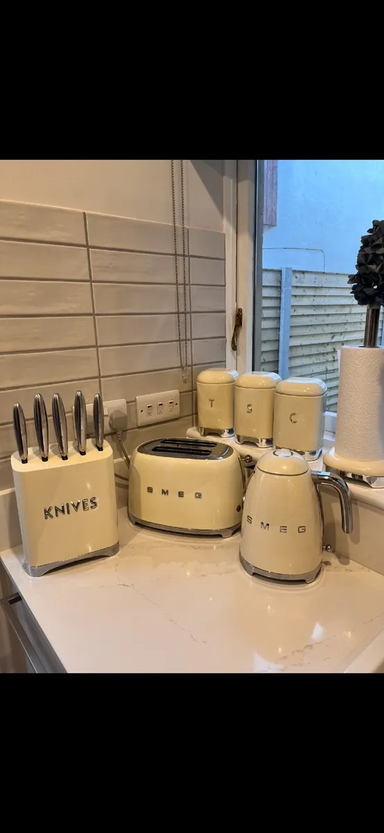 OPEN TO OFFERS Smeg  kettle, toaster, knife block - Image 1