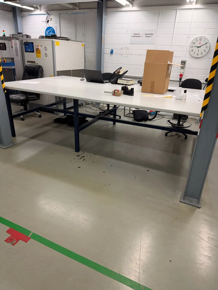 Large work bench table with heavy frame - Image 1
