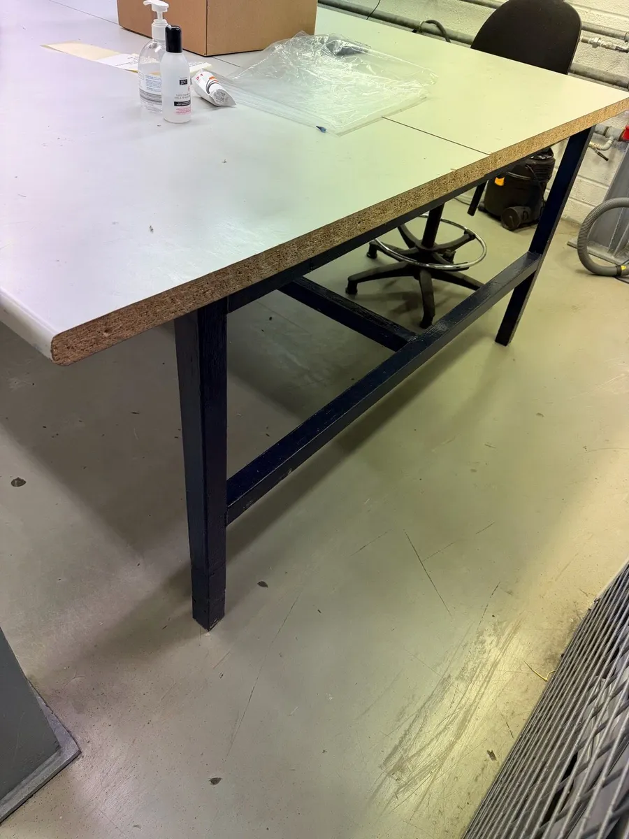Large work bench table with heavy frame - Image 2