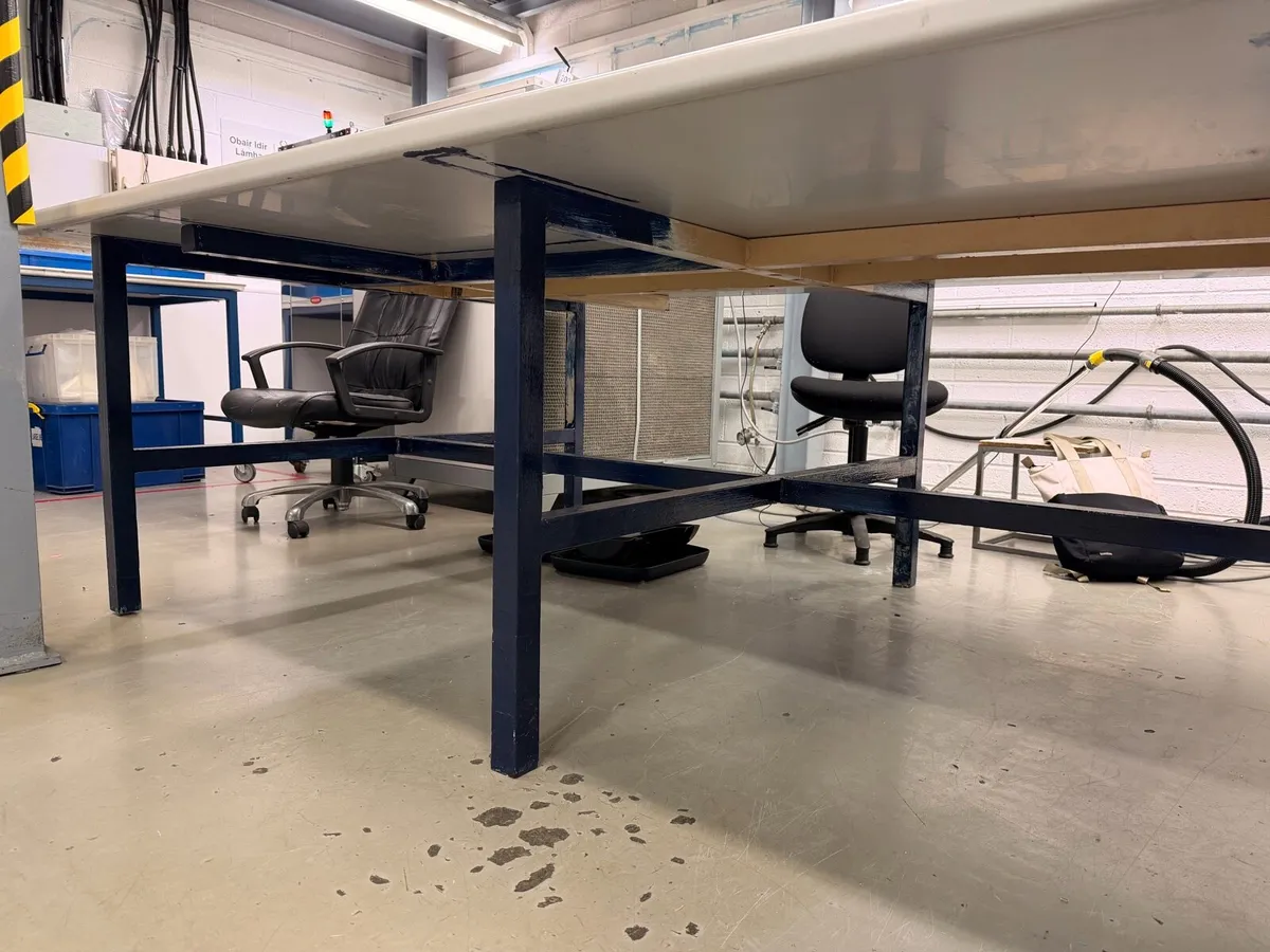 Large work bench table with heavy frame - Image 3