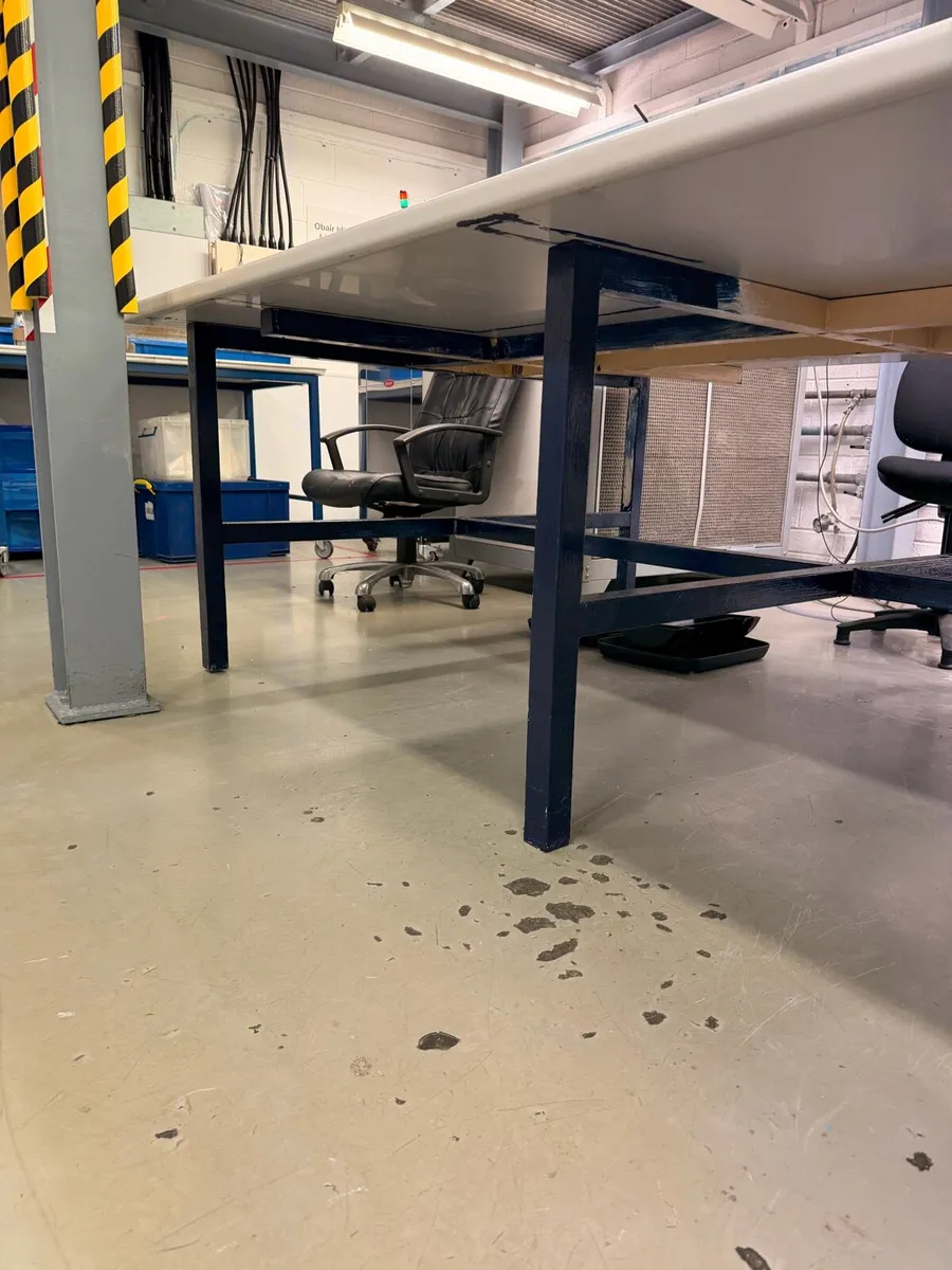 Large work bench table with heavy frame - Image 4