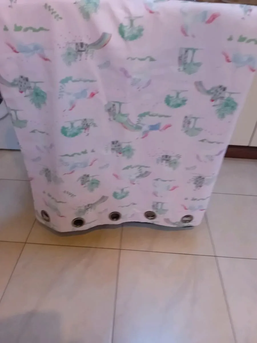 1 CURTAIN ONLY FOR SMALL GIRLS  BEDROOM - Image 1
