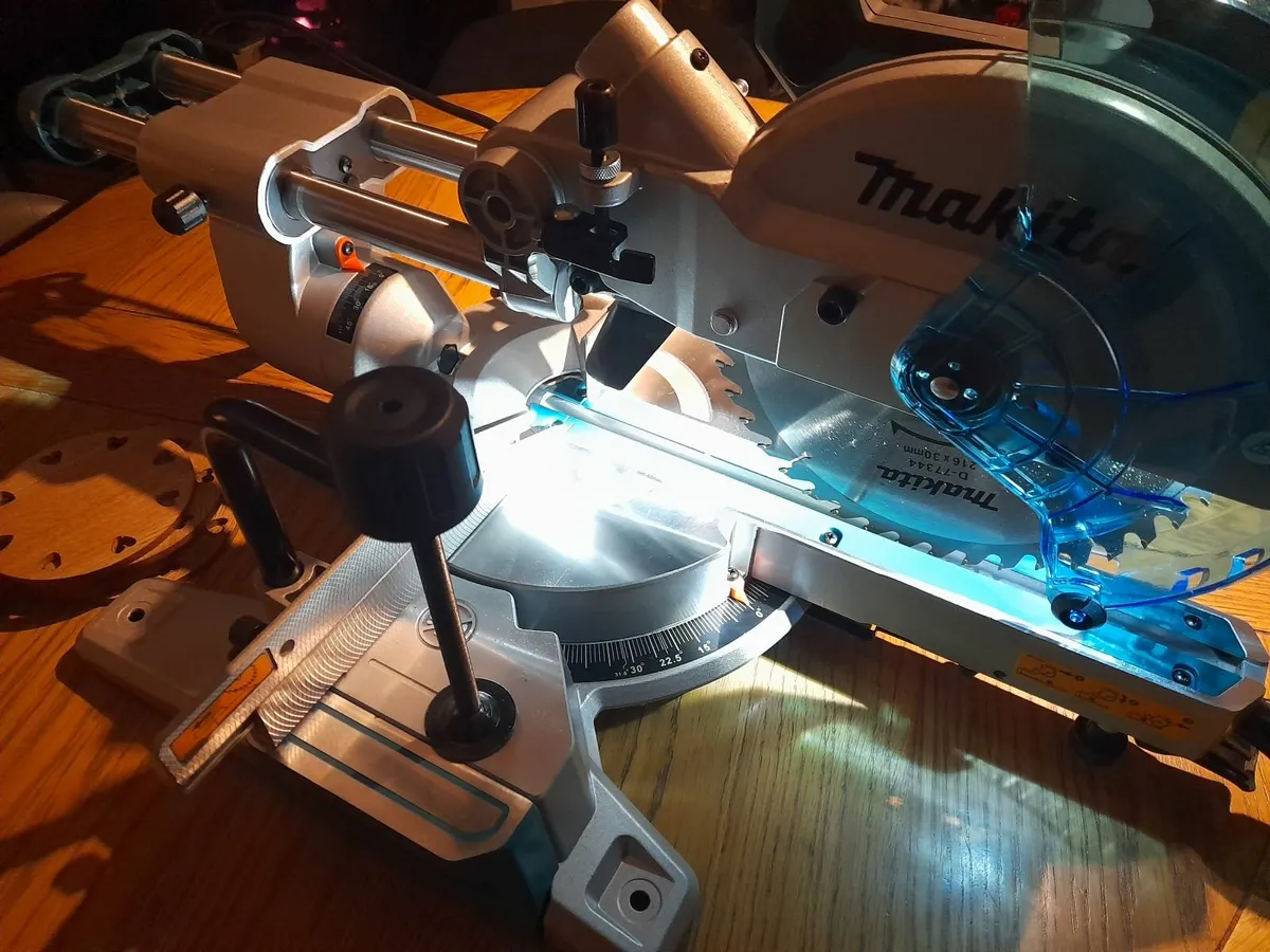 Makita 216 new mitresaw - Image 4