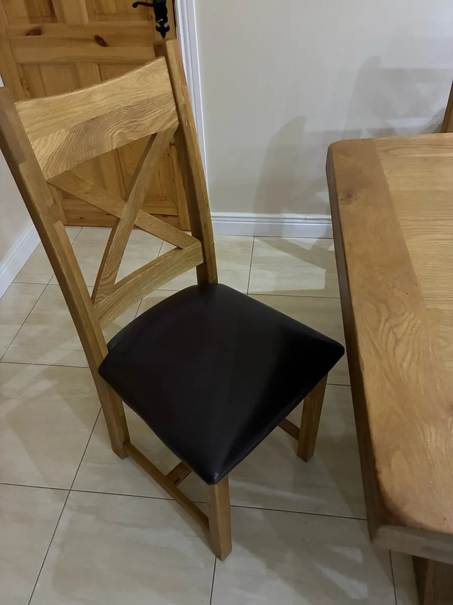 Table and chairs - Image 3