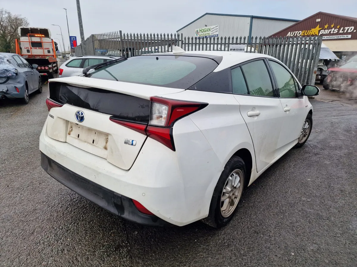 19 TOYOTA PRIUS  1.8 HYBRID FOR BREAKING - Image 4