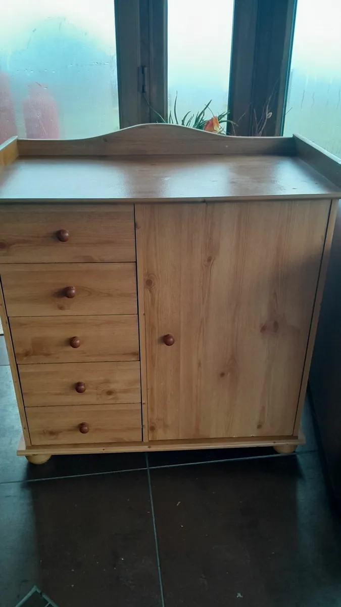 Baby changing table - Image 1