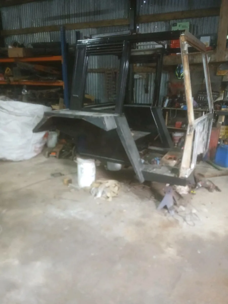 Massey 690 cab - Image 2