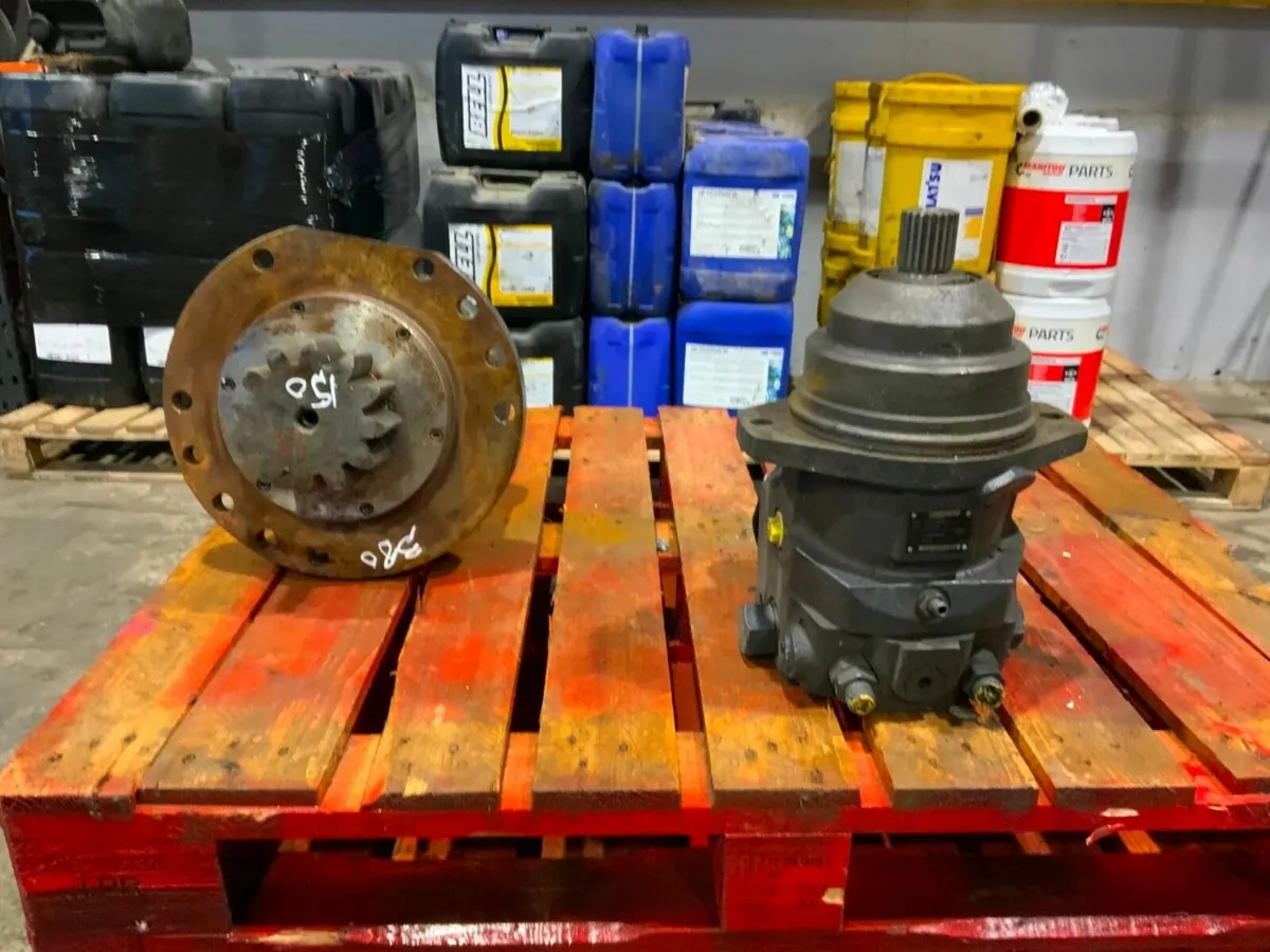 UNUSED DAEWOO TRACK DRIVE TRAVEL MOTOR. - Image 1