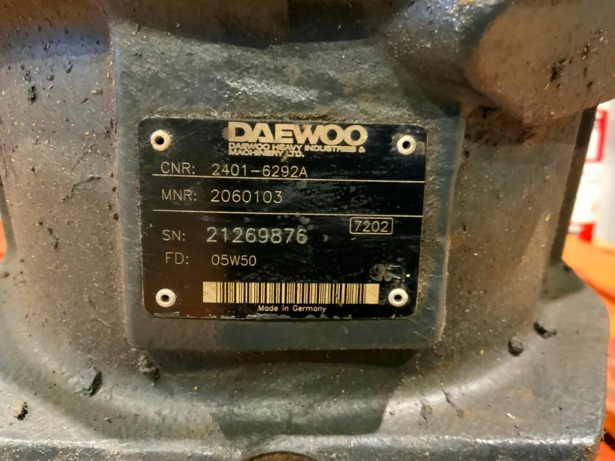 UNUSED DAEWOO TRACK DRIVE TRAVEL MOTOR. - Image 2