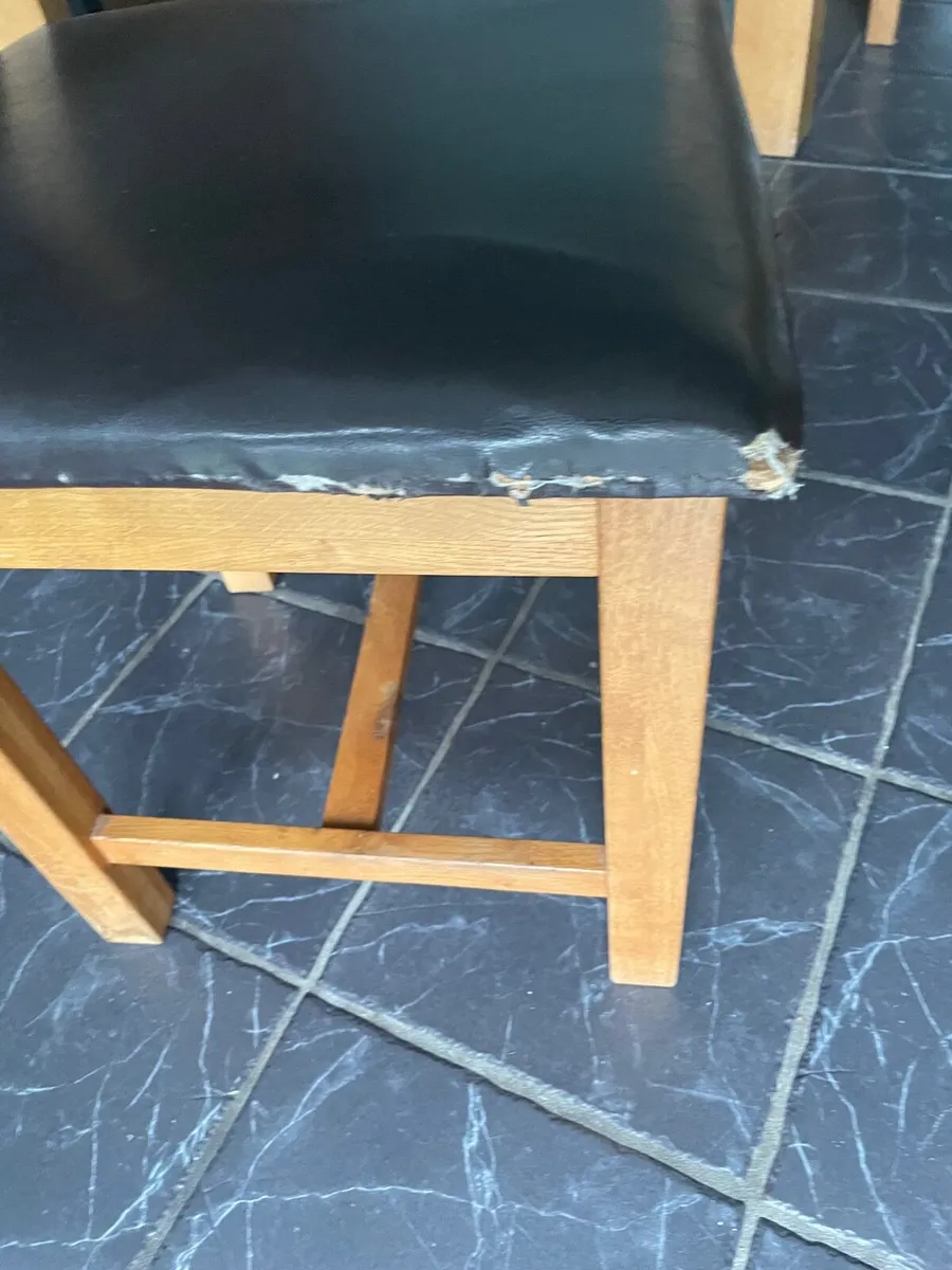 Table and chairs - Image 3