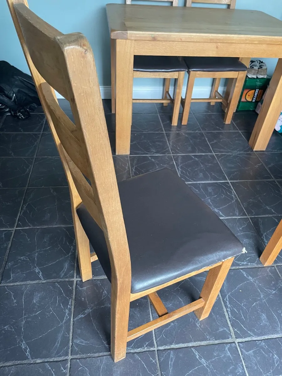 Table and chairs - Image 4