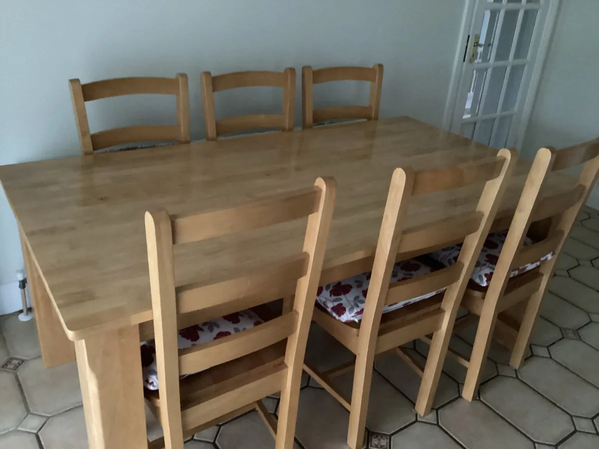 Kitchen/dining room solid table and six chairs