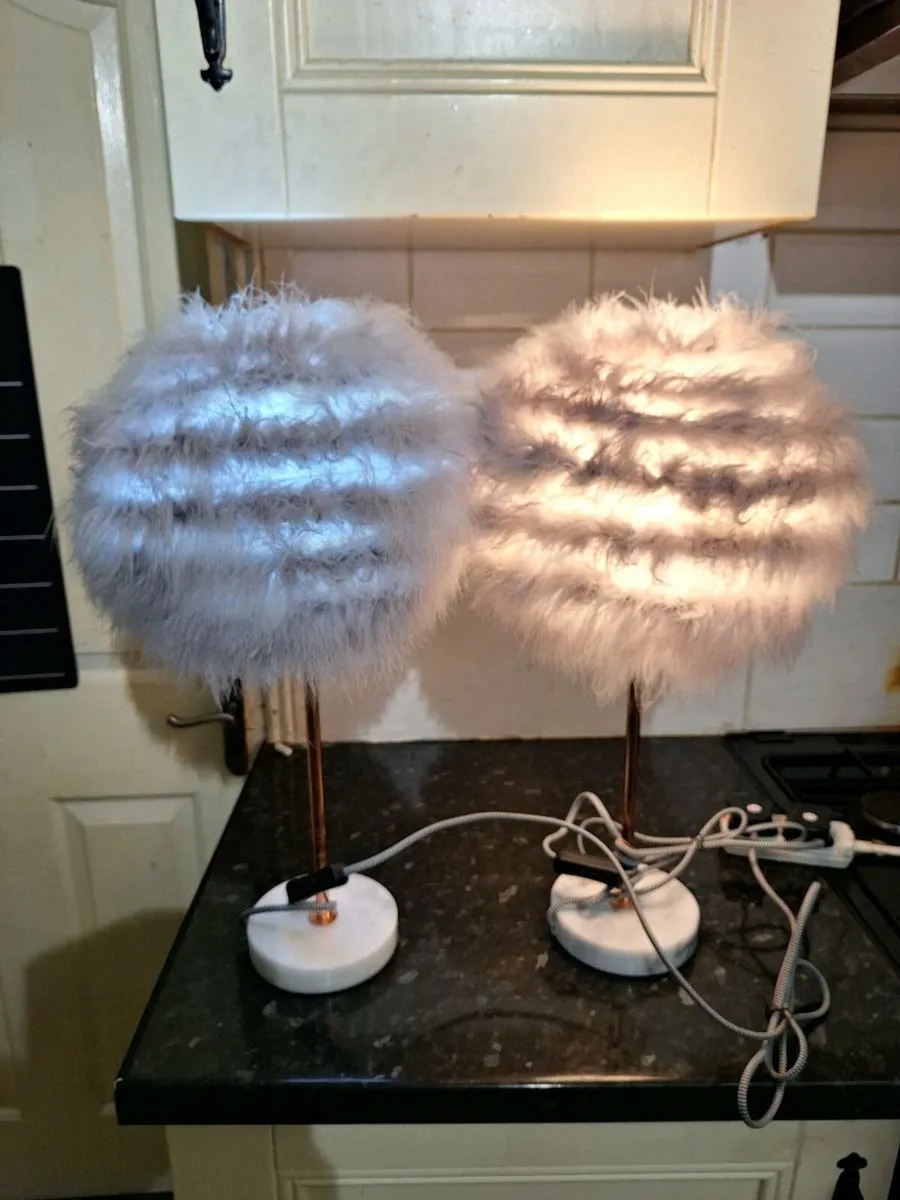A pair of marble based table lamps - Image 2