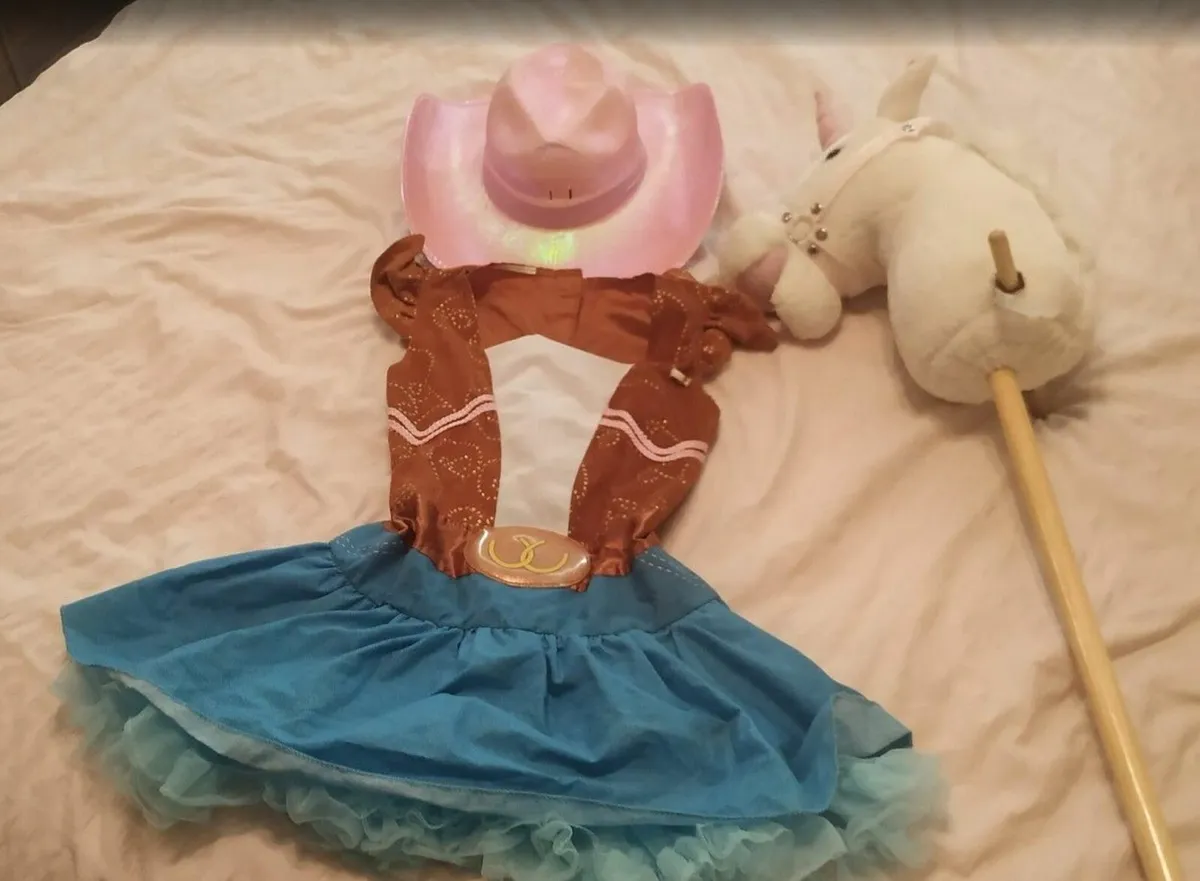 Cowgirl costume with a hat and a horse - Image 3