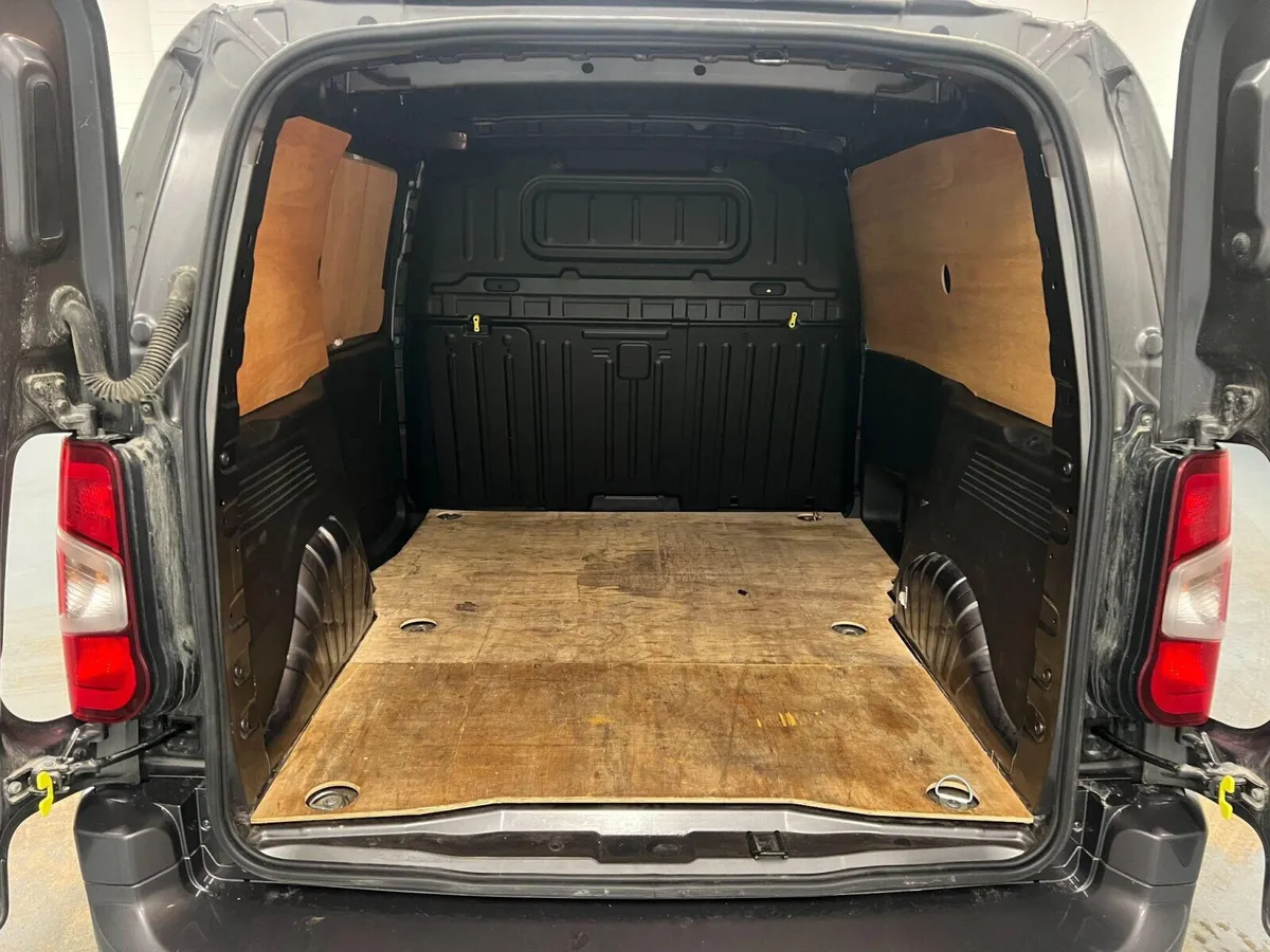 2024 Vauxhall Combo Panel Van - Image 2