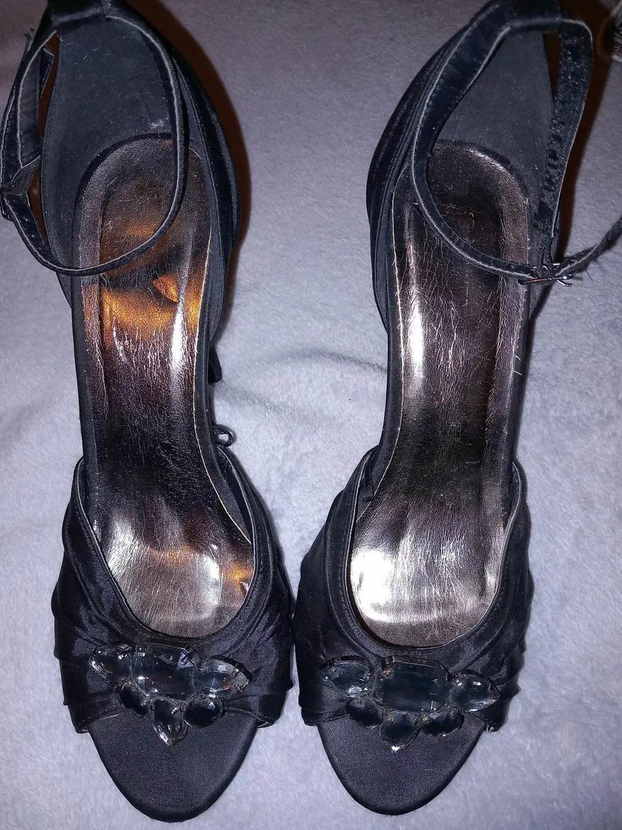 Size 6 black peep toe shoes - Image 1