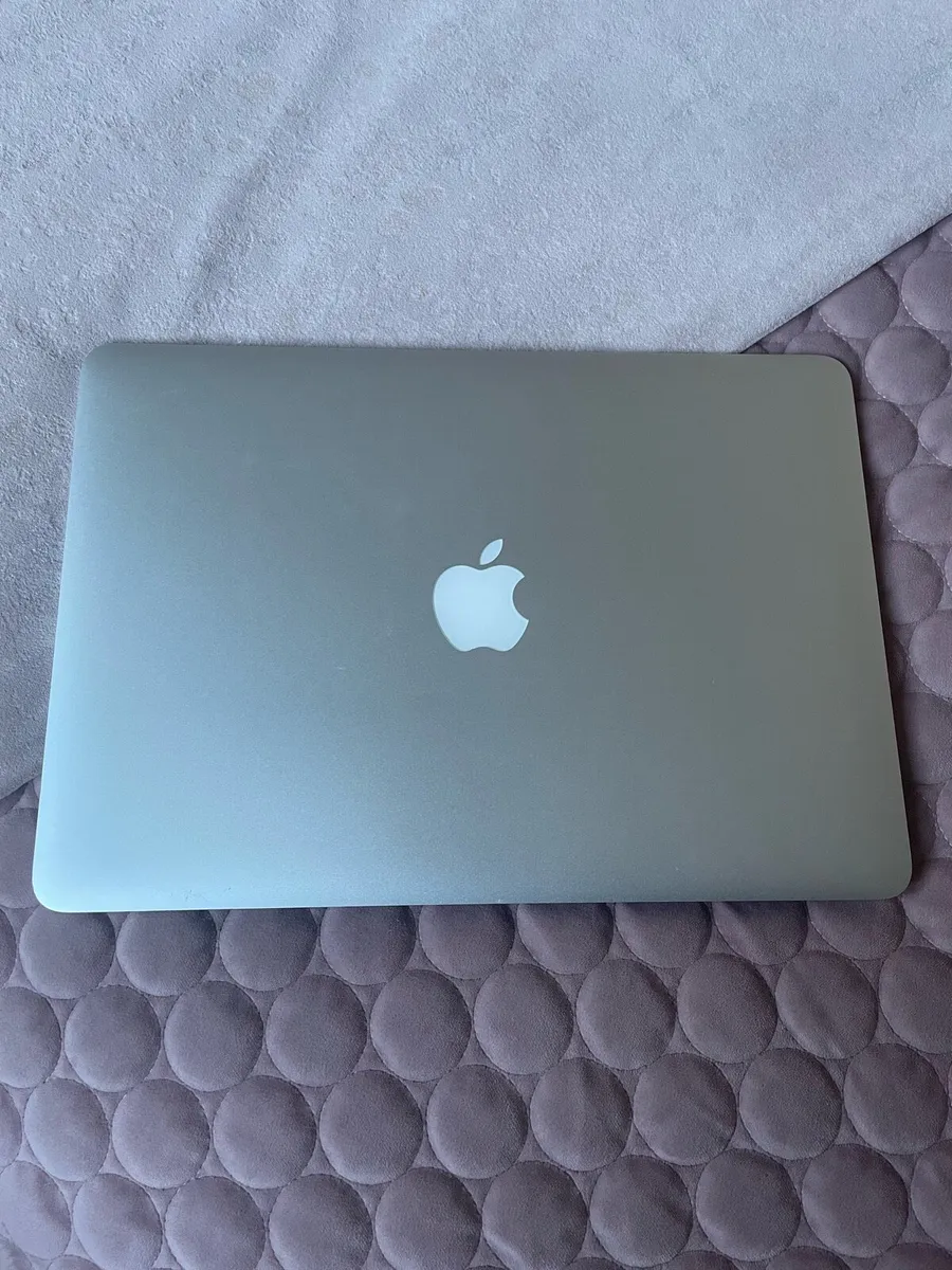 MacBook Air (13-inch, 2017) - Image 2