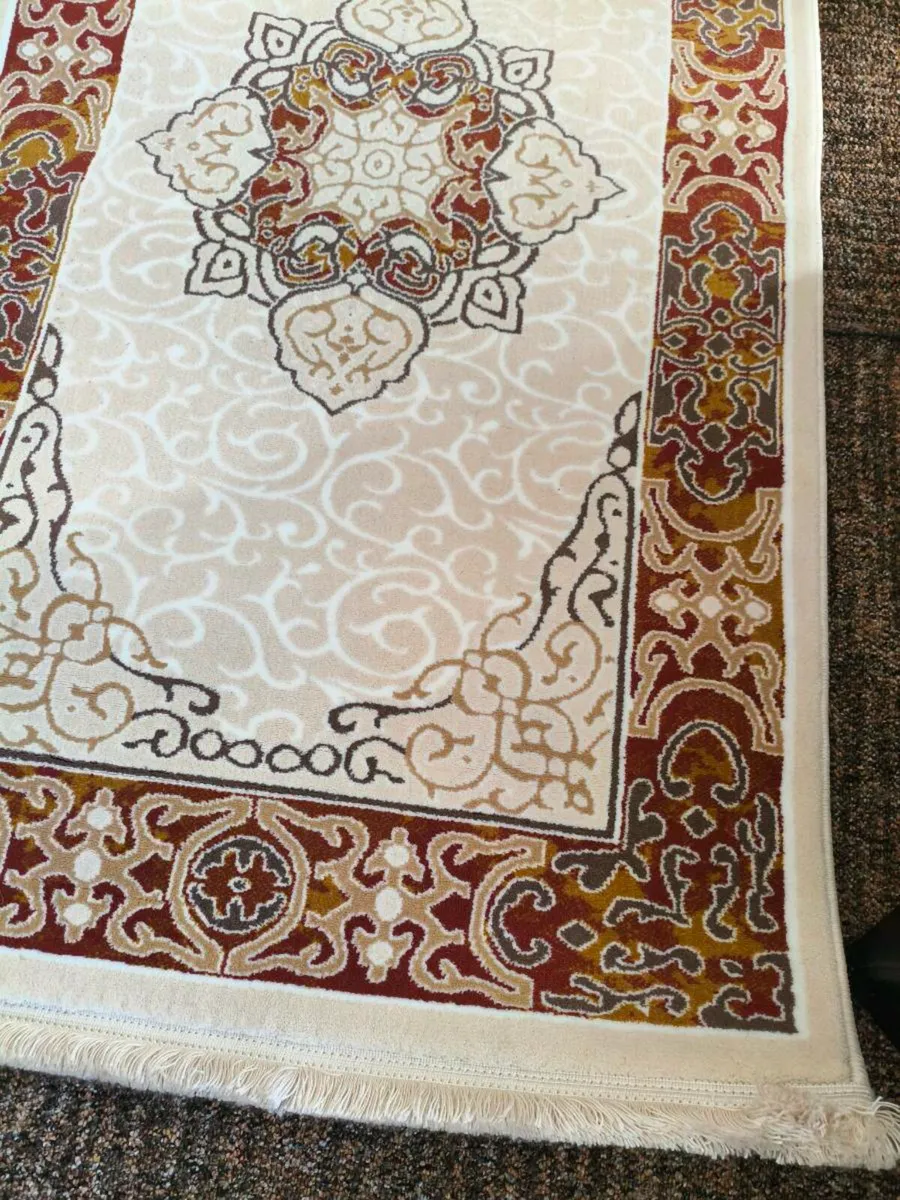 Beautiful 12 ft 3 ft rug good quality new not used - Image 2