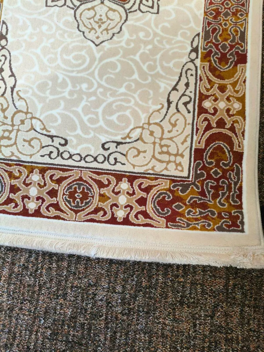 Beautiful 12 ft 3 ft rug good quality new not used - Image 4