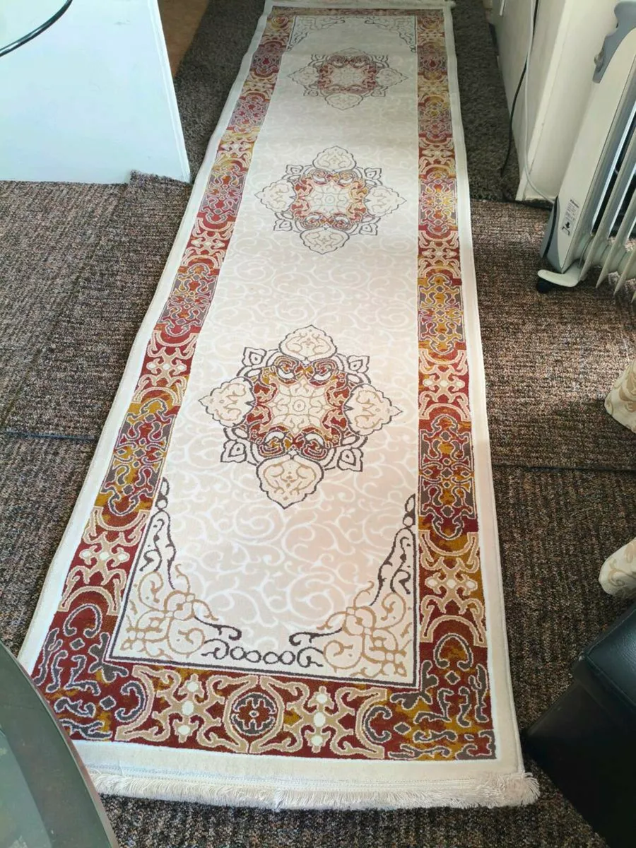 Beautiful 12 ft 3 ft rug good quality new not used - Image 1
