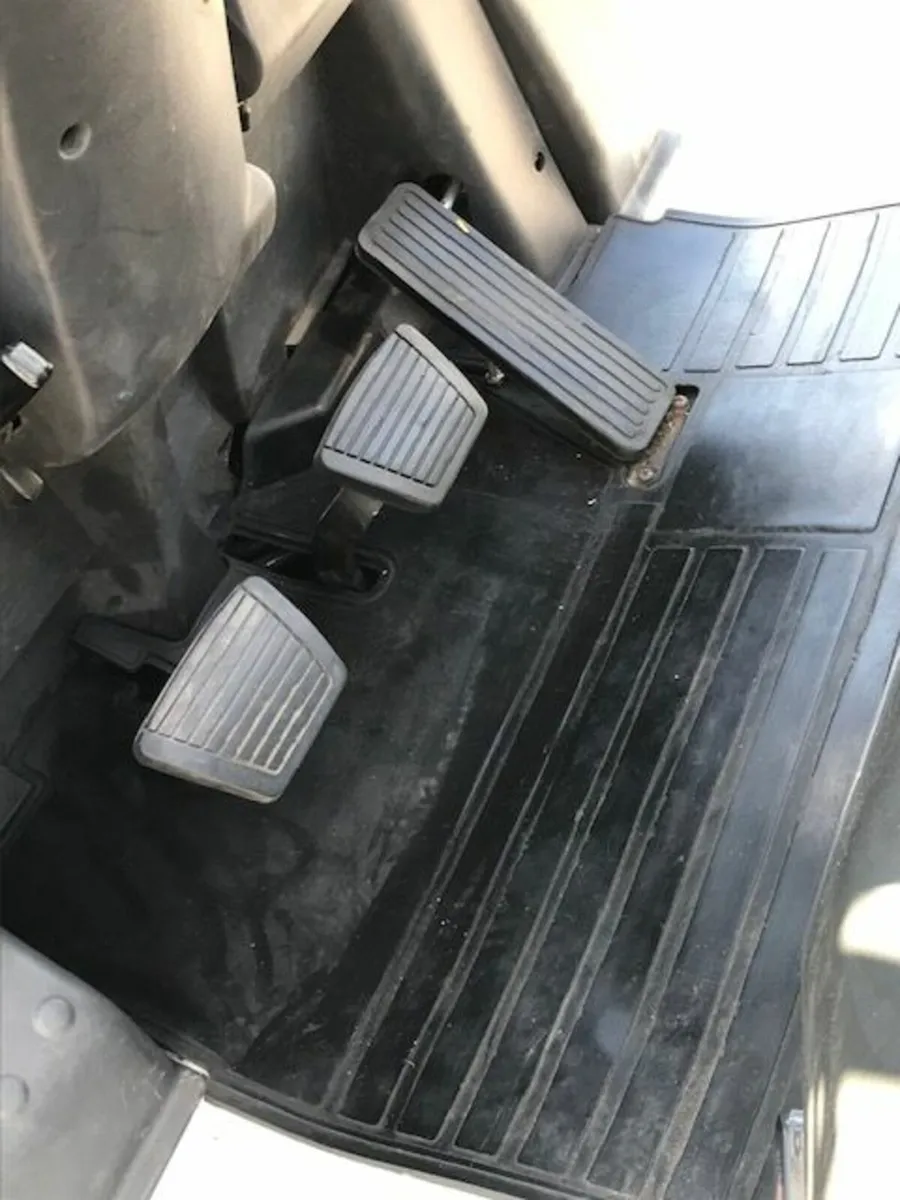 UNI-CARRIERS (NISSAN) 2.5T GAS POWERED FORKLIFT - Image 2