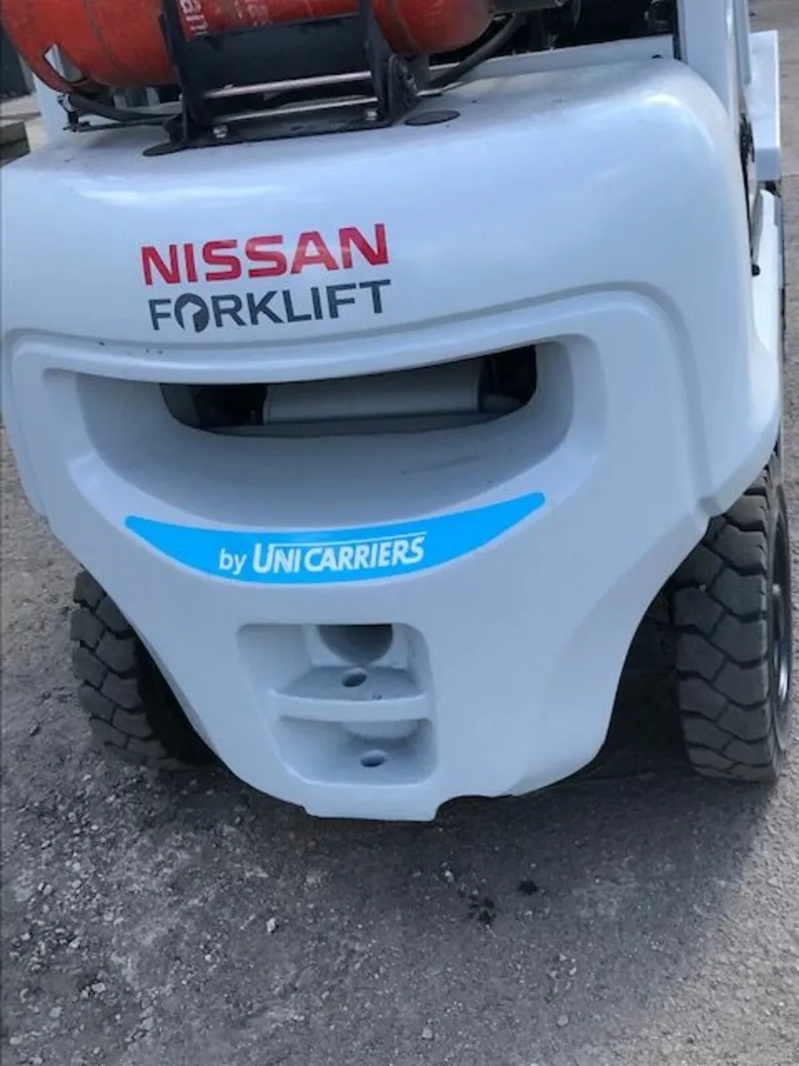 UNI-CARRIERS (NISSAN) 2.5T GAS POWERED FORKLIFT - Image 3