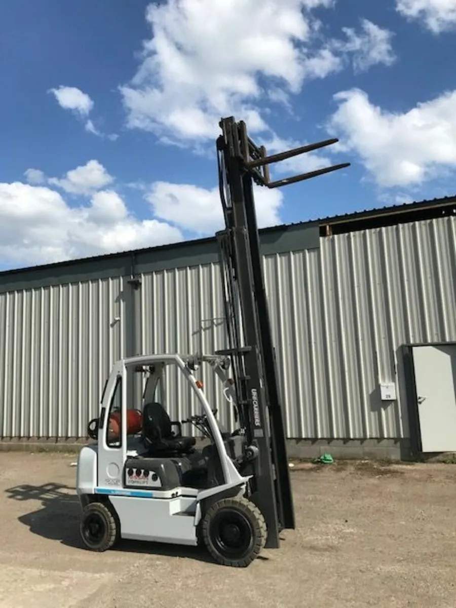 UNI-CARRIERS (NISSAN) 2.5T GAS POWERED FORKLIFT - Image 1