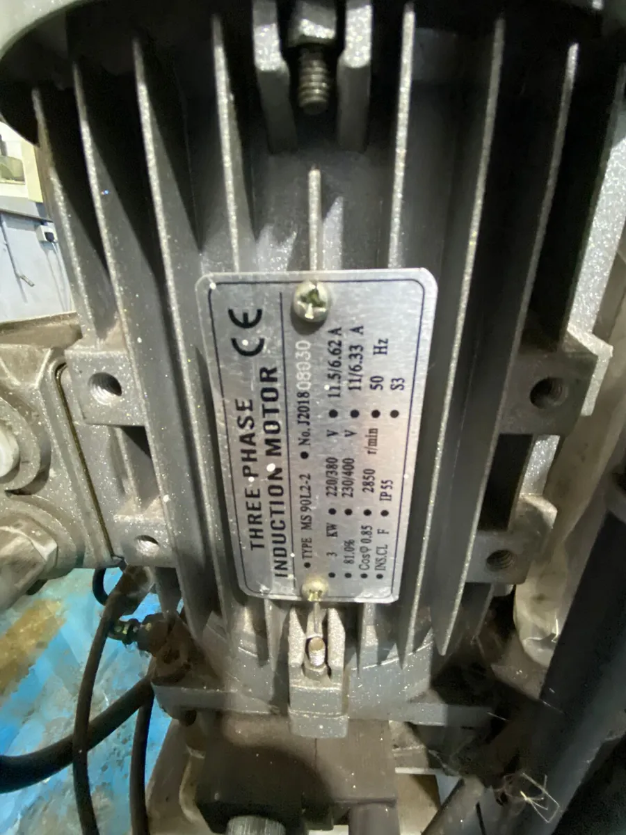 DAMA 5.5 TONNE 4 POST VEHICLE GARAGE LIFT - Image 4