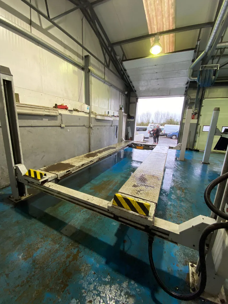 DAMA 5.5 TONNE 4 POST VEHICLE GARAGE LIFT - Image 2