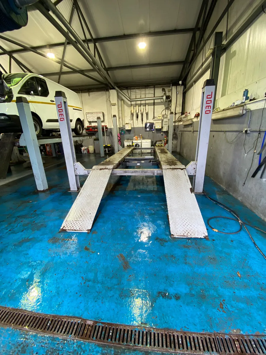 DAMA 5.5 TONNE 4 POST VEHICLE GARAGE LIFT - Image 1