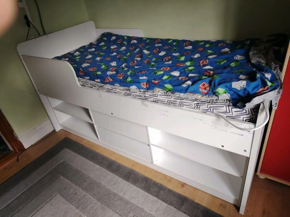 Mid sleeper & fishtank - Image 4