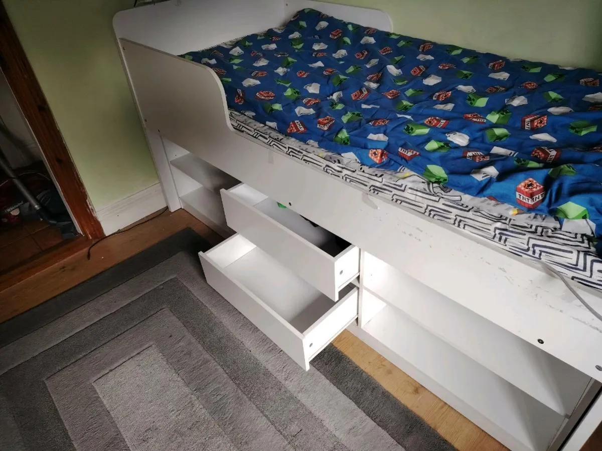 Mid sleeper & fishtank - Image 1