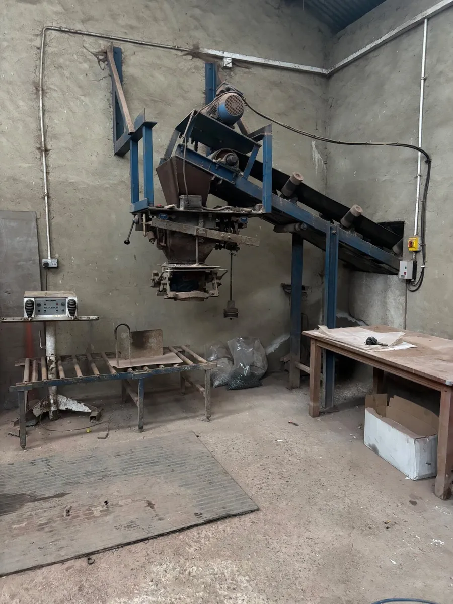 Bagging plant and sealer - Image 1