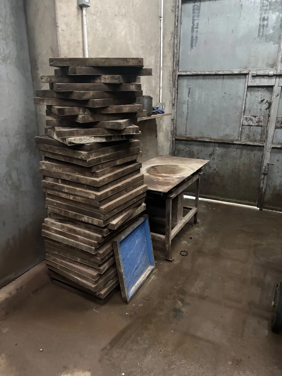 Items for making concrete flags - Image 1