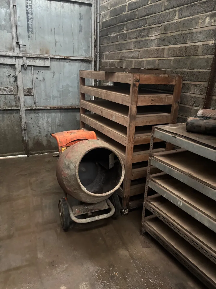 Items for making concrete flags - Image 3