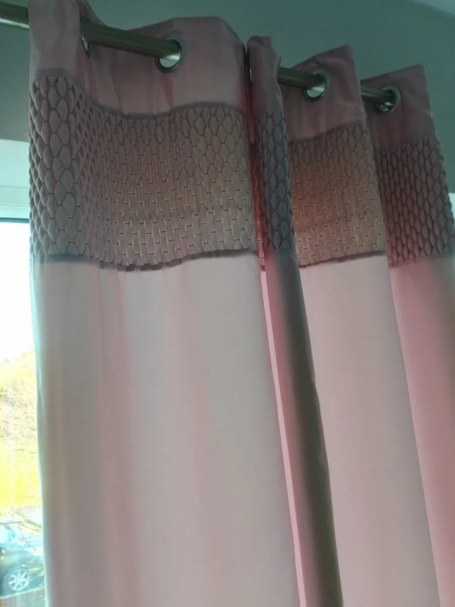 PAIR LIGHT PINK EYELET LINED CURTAINS. 66 X 72 IN. - Image 2