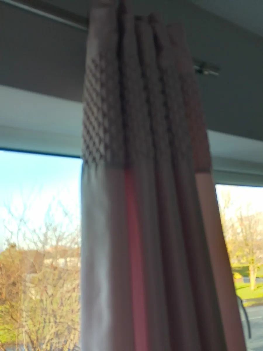 PAIR LIGHT PINK EYELET LINED CURTAINS. 66 X 72 IN. - Image 3