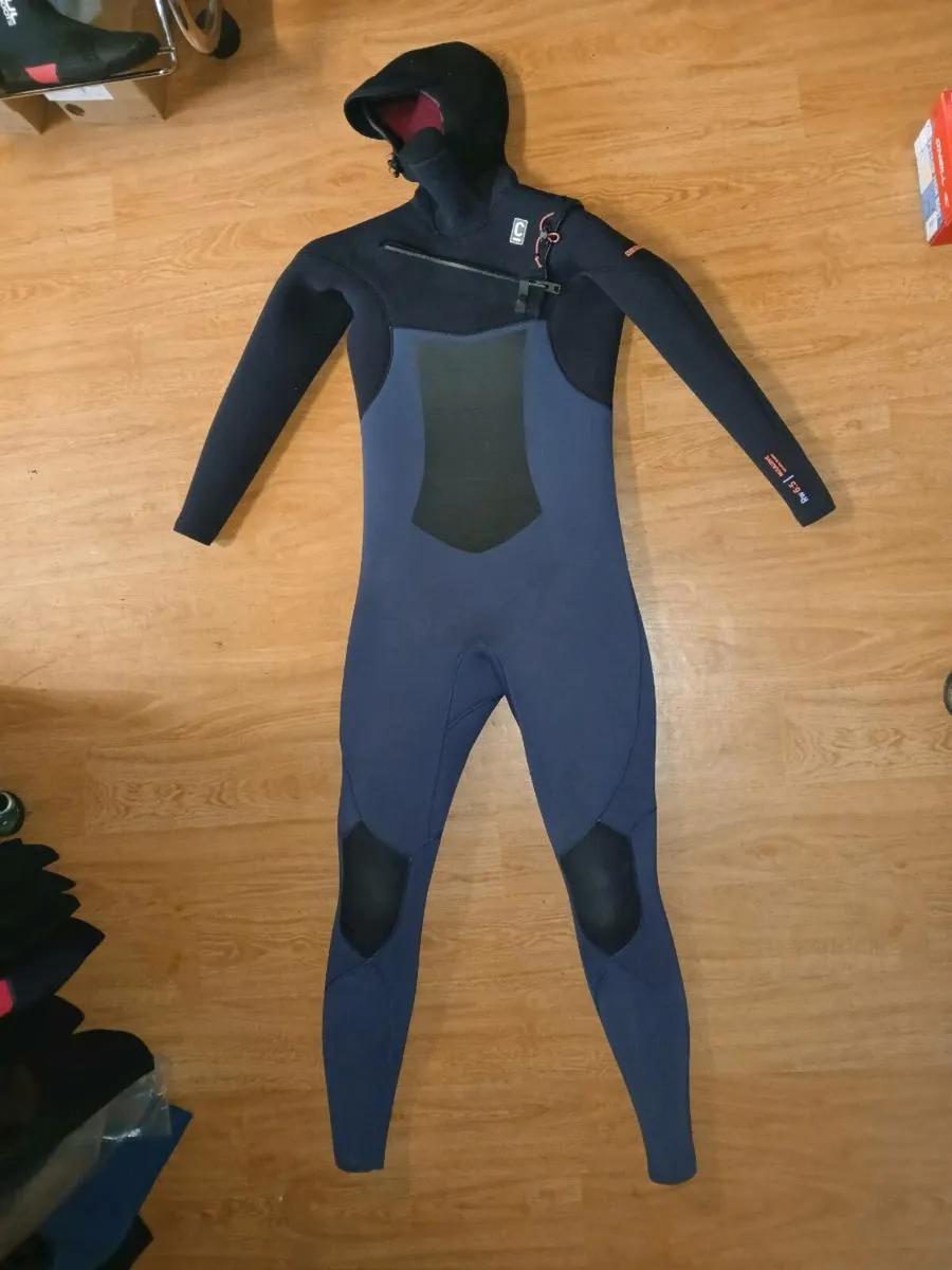 6/5mm  Hooded taped C-Skins wetsuit Ladies 8 - Image 1