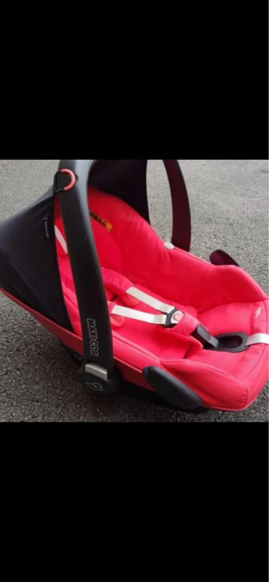 Maxi cosi car seat and family fix base - Image 1