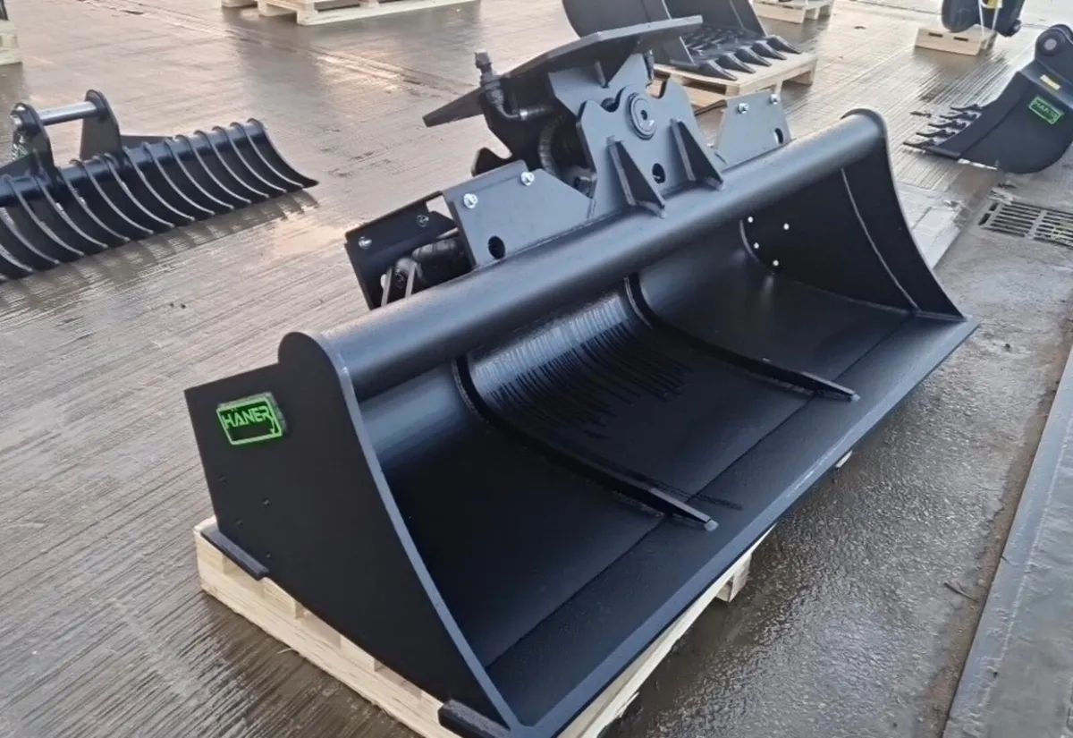 70" Hydraulic Tilting
Bucket to suit 10-15t - Image 1