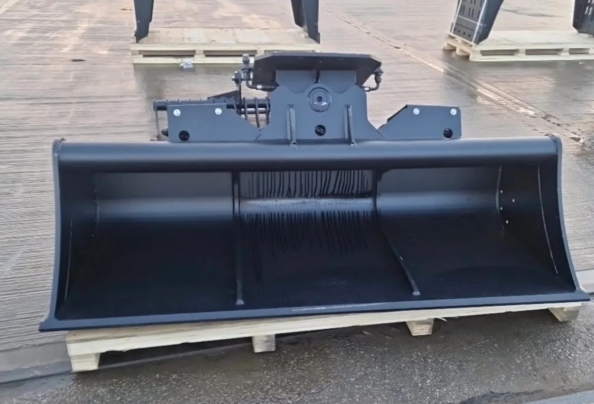 70" Hydraulic Tilting
Bucket to suit 10-15t - Image 2